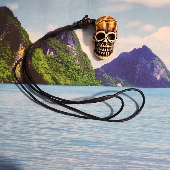 Women's NWT Carved Skull Adjustable Necklace - Picture 1 of 8